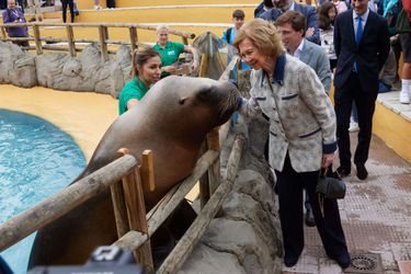 L’ex-reine Sofia d’Espagne avec l’otarie Tau au zoo aquarium de Madrid, le 6 juin 2023