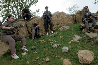 Des Pershmergas, membres de la Komala of Revolutionary Toilers of Iranian Kurdistan (Komala), prennent une pause dans les montagnes près de Sulaymaniyah, en Irak.