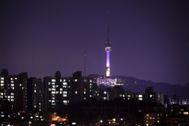 La N Seoul Tower, parée de violet pour honorer les dix ans de BTS.