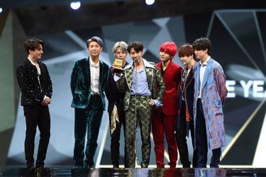 Les membres de BTS, en larmes lors des MAMA Awards 2018.