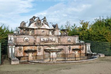 Le Buffet d'eau des jardins du Grand Trianon à Versailles avant restauration
