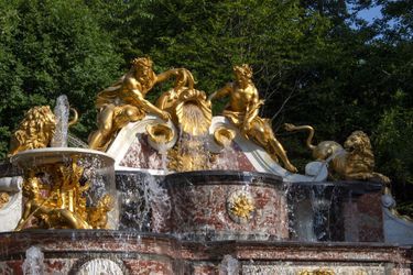 La partie sommitale du Buffet d'eau des jardins du Grand Trianon à Versailles restauré, en eau. Les lions voulus par Louis XIV encadrent les statues de Neptune et d'Amphitrite