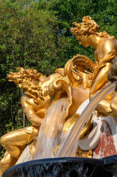 Le Buffet d'eau des jardins du Grand Trianon à Versailles restauré, en eau, détail : les statues de Neptune et d'Amphitrite