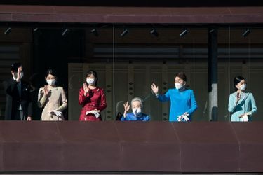 avec à sa droite, son petit neveu le prince Fumihito d’Akishino, sa femme la princesse Kiko et leur fille cadette la princesse Kako, et à sa gauche l’une de ses belles-filles la princesse Nobuko et l’une de ses petites-filles la princesse Akiko.