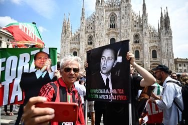 Des milliers de personnes se sont agglutinées devant la cathédrale de Milan pour rendre un dernier hommage à l'ancien chef de gouvernement italien ce mercredi 14 juin.