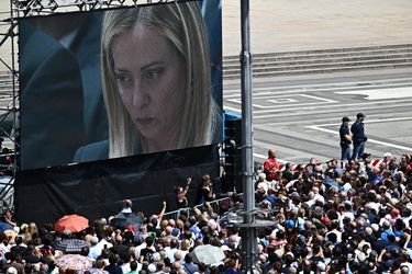 La Première ministre italienne, Giorgia Meloni, sur l’écran retransmettant la cérémonie devant la cathédrale.