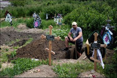 Dima, 36 ans, creuse à l’avance les tombes. Il a déjà enterré plus de 300 civils. Dans un des cimetières de fortune de Houliaïpole, le 10 juin.