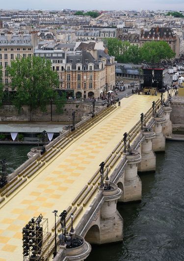 Le Pont Neuf privatisé mardi 20 juin pour le défilé Vuitton Hommes.