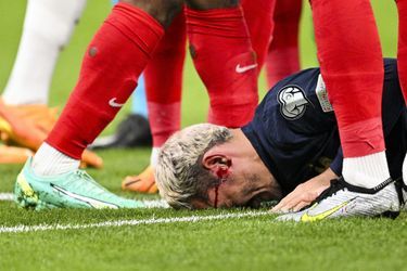 Antoine Griezmann blessé à la tête lors du match de qualifications de l'Euro2024 contre la Grèce au stade de France, le 19 juin 2023.