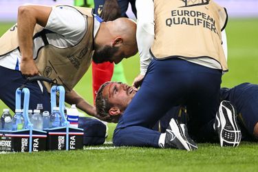 Antoine Griezmann secouru lors du match de qualifications de l'Euro2024 contre la Grèce au stade de France, le 19 juin 2023.