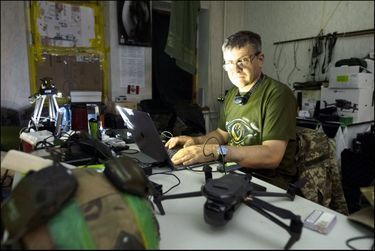 Réalisateur de renom avant la guerre, Iaroslav dirige une unité de drones du groupe tactique Adam de l’armée ukrainienne. Dans son poste de commandement, non loin de Bakhmout. Le 18 juin.