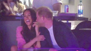 Piégés par la « kiss cam» lors d’un match de basket des Lakers, le 24 avril à Los Angeles. La tradition veut que le couple filmé s’embrasse.