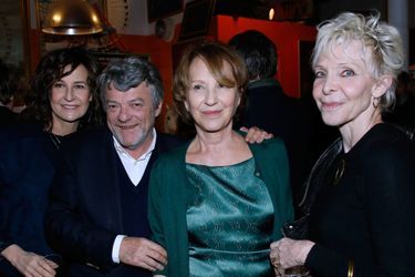 Nathalie Baye entourée de Jean-Louis Borloo, Valérie Lemercier et Tonie Marshall lors d’un dîner en son honneur, en avril 2018