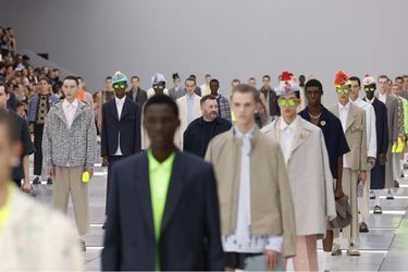 Kim Jones au milieu des mannequins lors du défilé printemps-été Dior Men 2024.