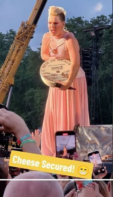Pink reçoit un large fromage en plein concert à Londres, le 24 juin 2023.