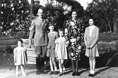 La reine Marie-José et le roi Umberto II avec leurs quatre enfants, le 10 mai 1946 dans les jardins du Quirinal à Rome