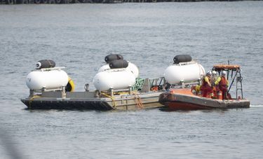 La barge de lancement du «Titan » est convoyée vers le quartier général de la garde côtière canadienne pour les besoins de l’enquête, dans le port de Saint-Jean de Terre-Neuve, le 24 juin.