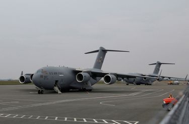 Deux des trois avions de transport C-17 de l’US Air Force mobilisés pour acheminer des submersibles et du matériel de recherche à l’aéroport Saint-Jean de Terre-Neuve (Canada).