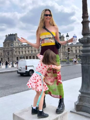 Behati Prinsloo et l'une de ses filles, dans les rues de Paris.