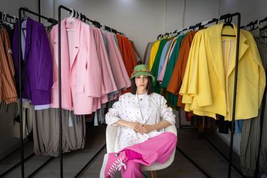 Un chapeau plutôt que le foulard. Sali Ramin, styliste de 34 ans, fille d’un idéologue ultraréactionnaire, est l’une des rares héritières à prendre publiquement ses distances avec la République islamique. Devant la collection de sa marque, Salia. Le 21 ma