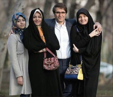 Une photo devenue virale en Iran : à dr., la petite-fille de l’ayatollah Khomeyni s’affiche avec un sac Dolce & Gabbana à 3500 euros (bleu et jaune).
