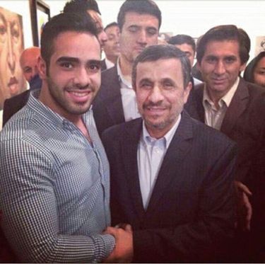 Avec l’ex-président ultraconservateur Mahmoud Ahmadinejad, preuve de son entregent avec le gouvernement avant 2018.