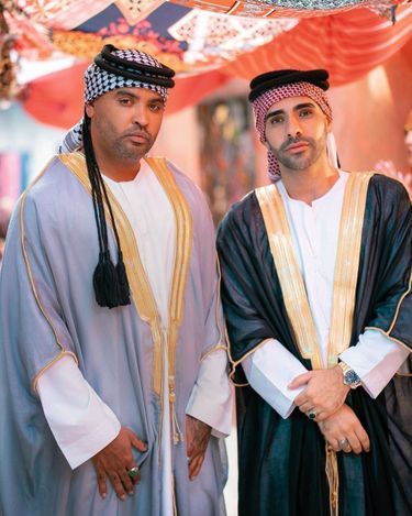 En tenue saoudienne avec le chanteur Zion (à dr.) pour le clip de son morceau «Shawarma ».