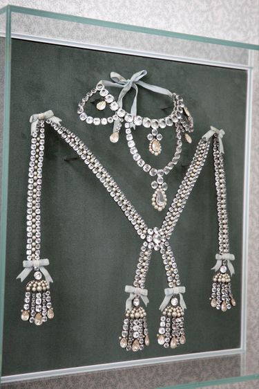 Dans une petite pièce de service, parmi des objets emblématiques, une réplique du collier en saphirs blancs et perles dit « de la Reine ». L’objet d’une célèbre escroquerie qui a sali la réputation de Marie-Antoinette.