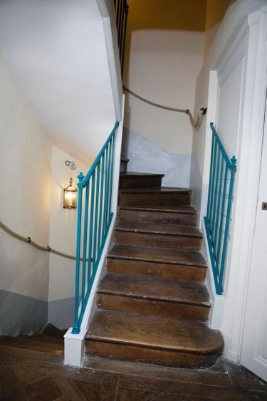 L’escalier du billard, qui permet d’accéder, au deuxième étage, à des pièces dites « à la Reine » et aux pièces de service.