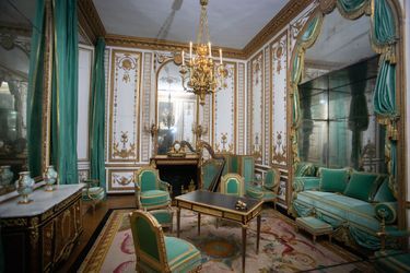 Le Cabinet doré, une décoration datant de 1784, dont des lambris sculptés peints au blanc de roi et dorés. Jean-Henri Riesener, illustre ébéniste allemand installé à Paris, livra notamment cette commode et ce bureau.