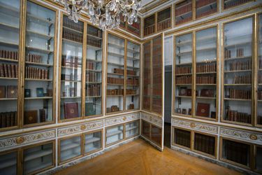 L’épouse de Louis XVI fit réaménager la bibliothèque en demandant notamment l’adjonction de parois vitrées. Un jeu de crémaillères en métal, high-tech à l’époque, soutient les tablettes des étagères.