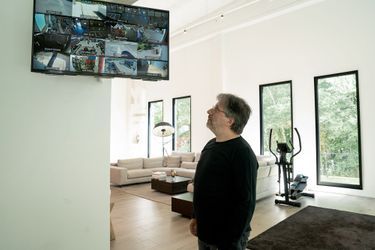 Le 15 juin, dans le salon de sa villa de Buggenhout. Verstraeten contrôle en temps réel la production de son usine d’écrans Led.
