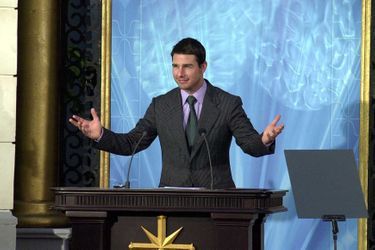 Lors d'un discours au siège de l'église de scientologie, en 2004.