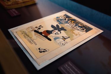 Oswald est le premier personnage créé par Walt Disney  et Ub Iwerks.