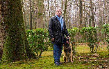 Avec Loubo en 2018, dans le cimetière de son domaine, où reposent une cinquantaine de ses chiens. « Je ne veux pas que celui-ci me survive, il serait trop malheureux. »
