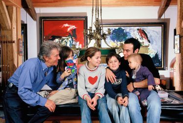 Douchy, 2003. De g. à dr.: Alain, 68 ans, sa petite-fille Loup, 6 ans, Anouchka, 12 ans, Alain-Fabien, 8 ans, Anthony, 38 ans, et sa deuxième fille, Liv, 1 an.