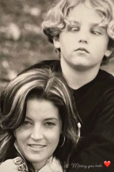 Riley Keough rend hommage à son frère Benjamin et sa mère Lisa Marie Presley, le 12 juillet 2023.