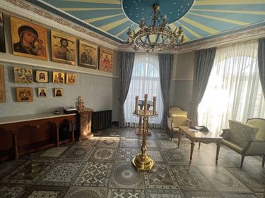 Une salle de prière avec ses icônes et son chandelier à cierges. Les oligarques proches du pouvoir aiment afficher leur religiosité orthodoxe