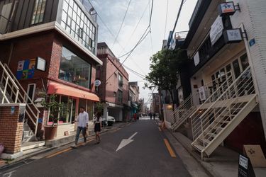 Mangwon, quartier populaire à l’ouest de Séoul, se distingue avec des immeubles en briques pas plus haut que quatre étages et son atmosphère chaleureuse.