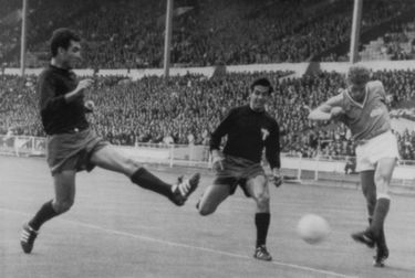 Robert Budzynski (à droite) frappe le ballon contre ses adversaires mexicains Arturo Chaires et Sigifredo Mercado, le 13 juillet 1966, lors du match France / Mexique à l'occasion de la Coupe du monde, au stade de Wembley, en Angleterre.