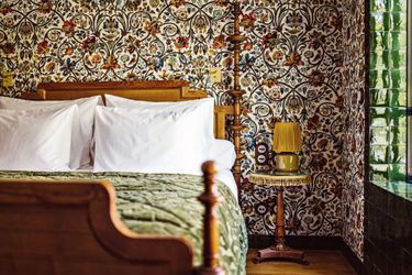 Des tentures murales House of Hackney rappellent l’imaginaire du passé, mais twisté avec une couleur moderne.