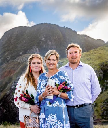 Avec ses parents, la reine Maxima et le roi WillemAlexander, lors de leur tournée royale dans les Antilles néerlandaises, en février 2023.