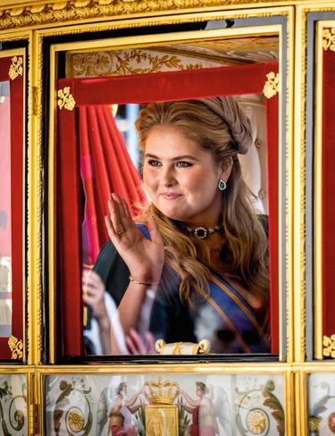 Catharina-Amalia dans le carrosse de verre du roi Willem Ier, pour sa première apparition lors du Prinsjesdag, « jour du prince », qui ouvre l’année parlementaire. À La Haye en septembre 2022.