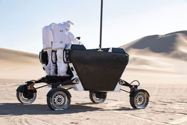 Pour ce premier voyage, aucun astronaute ne conduira l’engin. Le rover devra montrer qu’il est opérationnel pour résister aux conditions lunaires.