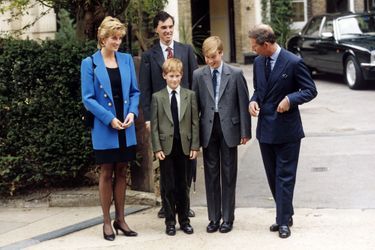 Le prince William lors de son premier jour au Eton College, avec ses parents Charles et Diana et son frère le prince Harry, le 6 septembre 1995.