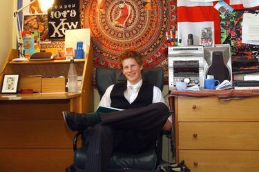 Le prince Harry dans sa chambre au Eton College, en 2003.
