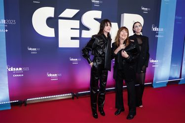 Trois générations sur le tapis rouge. Autour de Jane, Charlotte Gainsbourg et sa fille Alice Attal, le 24 février, lors de la cérémonie des César.