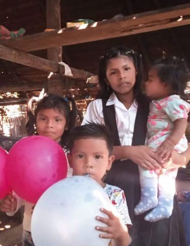 Les enfants : Lesly, 13 ans, porte Cristin. Soleiny, 9 ans, et Tien Noriel, 5 ans. Manuel est le père des deux plus jeunes.