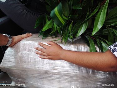 Le cercueil de Magdalena est transporté en pirogue jusqu’à son village natal de Chiquiqui.