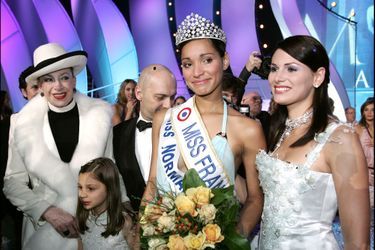 Cindy Fabre couronnée lors de l'élection de Miss France 2005, avec Geneviève de Fontenay.
